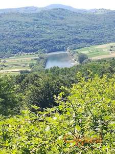 Prodaje se plac u Gornjoj Trešnjici, 2000m2, 100 m od rijeke Drine, pored glavnog puta (Užički put)